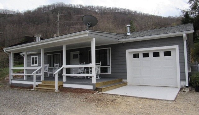 Delightful sparkling clean bungalow In fabulous Maggie Valley North Carolina.