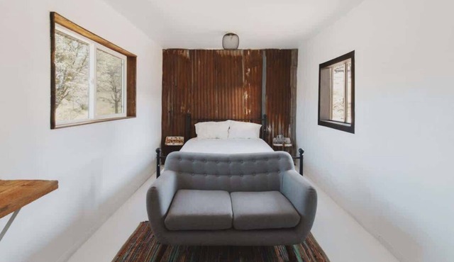 Delightful stand-alone hut with communal bathhouse