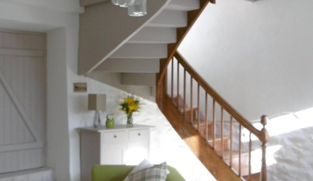 Delightful Stone Cottage Five Minutes Walk from the Coastal Path