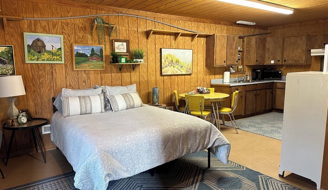Delightful studio apartment located on Equestrian Estate.