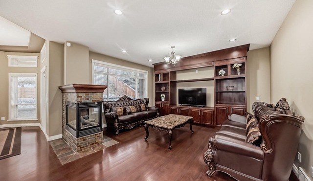 Delightful, Stunning Luxury Home with Double Garage & Balcony