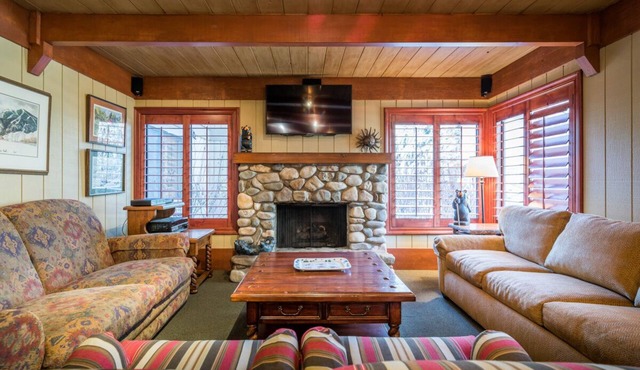 Delightful Sun Valley Condo with Mountain Views and WIFI