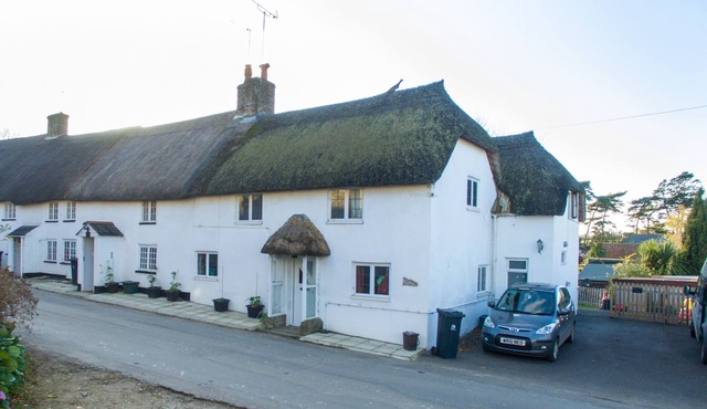 Delightful thatched cottage in beautiful sleepy Dorset village and countryside