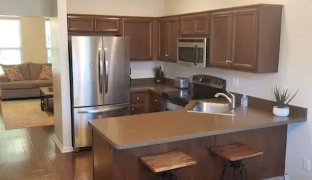 Delightful Townhouse in Trendy Quiet Neighborhood