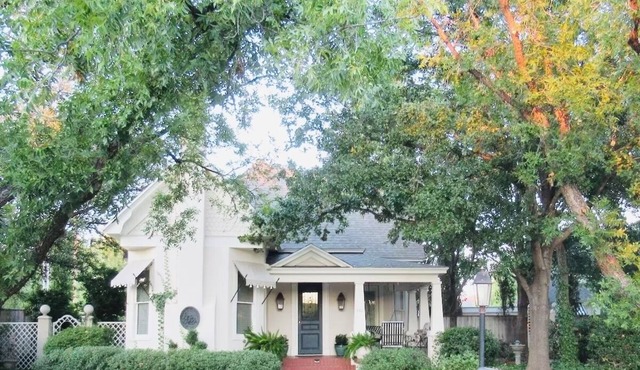 Delightful Victorian home located downtown just blocks from the River Walk!