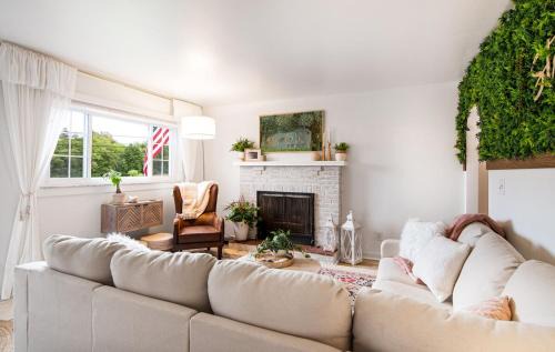 Delightful & Well Provisioned Home in Ideal Local