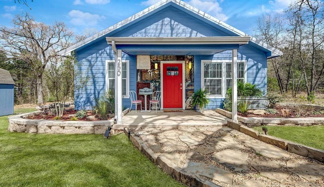 Delightfully Cozy Texas Cottage Rental Ideal for a Romantic Getaway near Dallas
