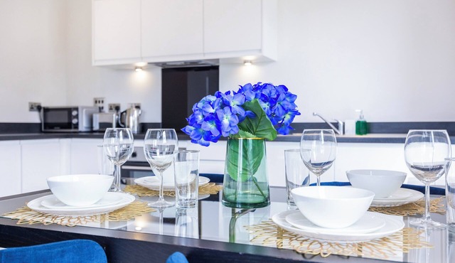 Delightfully furnished 2 bed 2 bath apartment in the heart of Brentwood