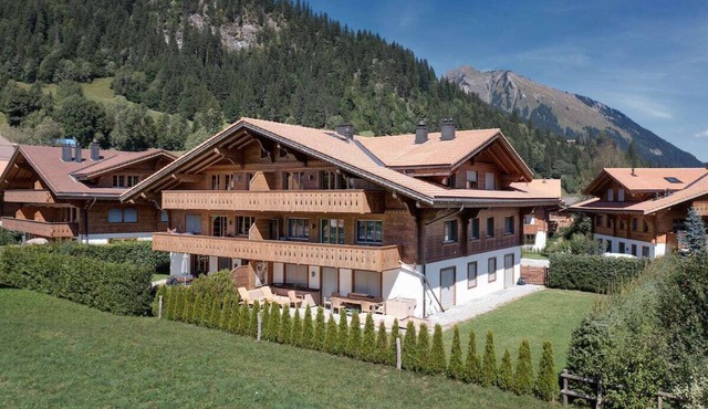 Delightfully Presented Flat with Amazing Views 2