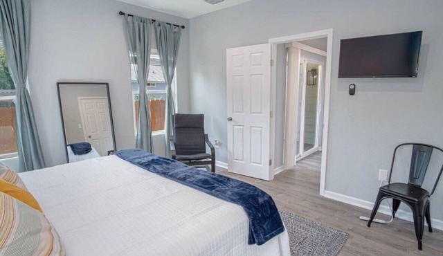 Delightfully Renovated 4 BR/2 BA Near DT Riverwalk