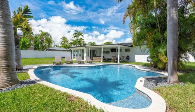 Delilas Chic 3 Bedroom 2 bath Abode with Heated Pool