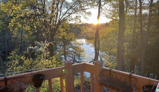 Dells area pet-friendly lake house w/HOT TUB! (and boat avail.)