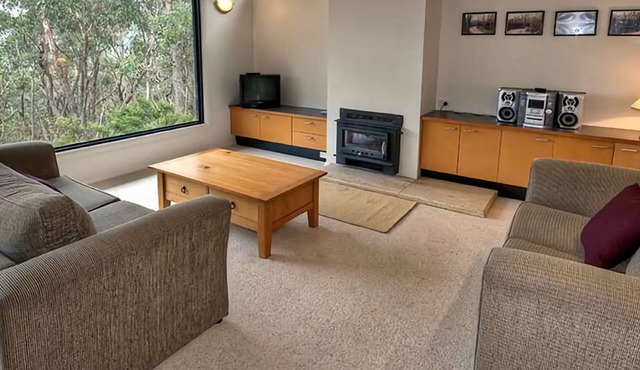 Delmonte | Modern home set on a large bush block located near Hydro Majestic