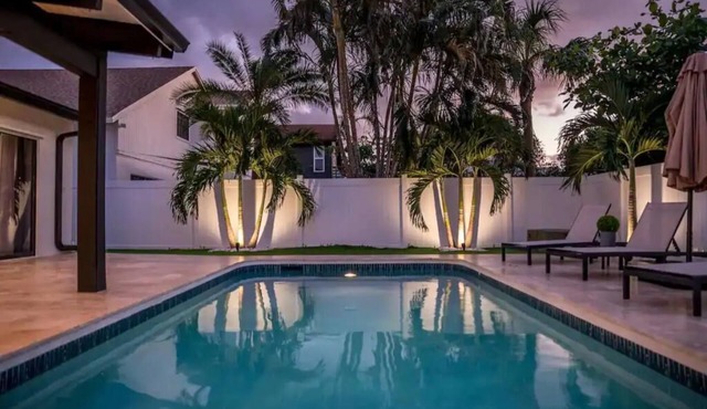 Delray Beach Retreat: Poolside Paradise Near Atlantic Ave & Beach