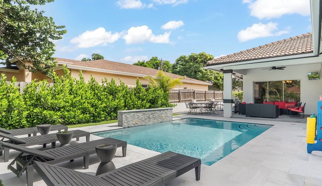 Delray Castle-Minutes to the beach and Atlantic Ave