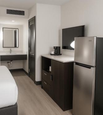DELSOL Hotel Suites OKC Airport, Event Center, indoor Pool and Kids Arcade, 5 Min from Paycom, Fairgrounds