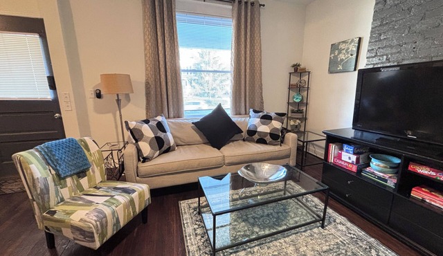 Delta Avenue Oasis: Cozy 2-bedroom, sleeps 5 close to everywhere in Cincinnati