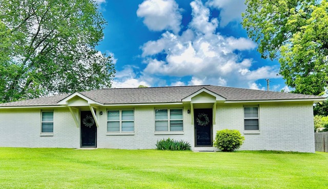 Delta Duplex in amazing Cullman; AC, WiFi, near restaurants & shops