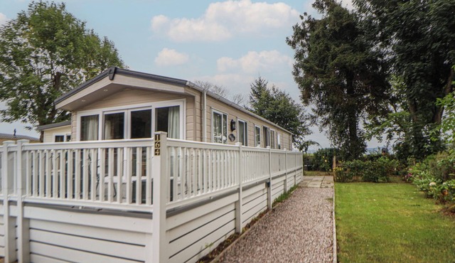 DELTA SUPERIOR, pet friendly, with pool in Ruthin