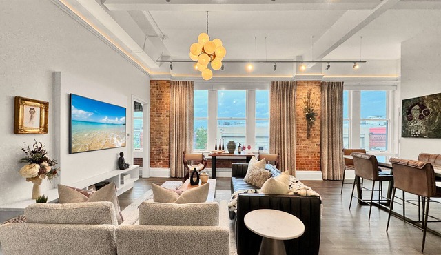 DeLuna Vista the Brent Lofts
