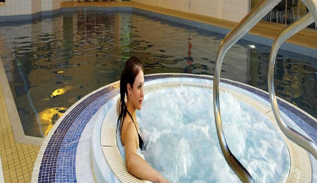 Delux Caravan sleeps 6 on an extremely popular site