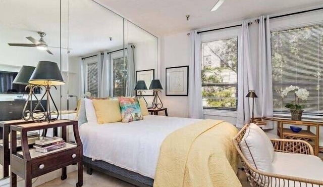 Delux Queen Room , 1 block to the Beach, TV, Pool, WiFi