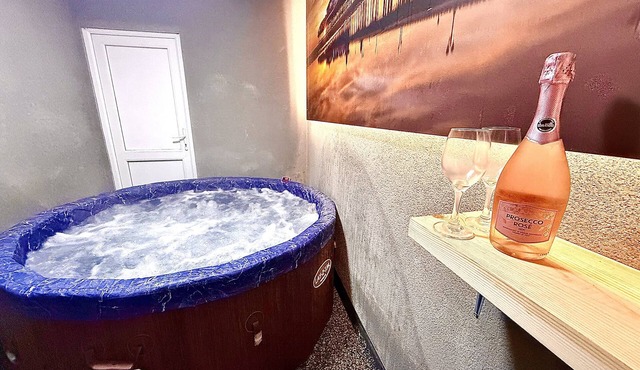 delux suite with hottub & shower