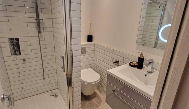 Deluxe 1 Bed, 4 Person Apartment Town Centre, Stonehenge Amesbury