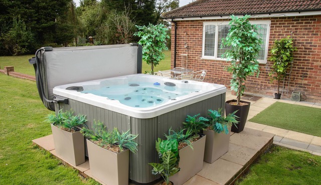 Deluxe 1 Bed Versace Hottub Skytv