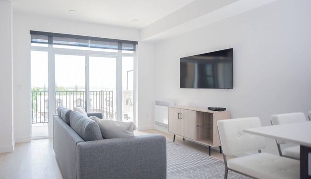 Deluxe 1-Bedroom Furnished Apartment in Old Aylmer | Large Balcony