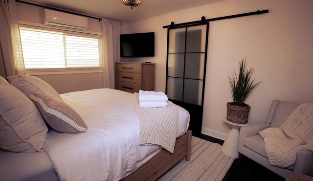 Deluxe 1 - Bedroom