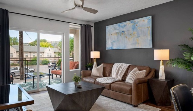 Deluxe 1BR 1BA Pool, Gym, Htub, Pkg