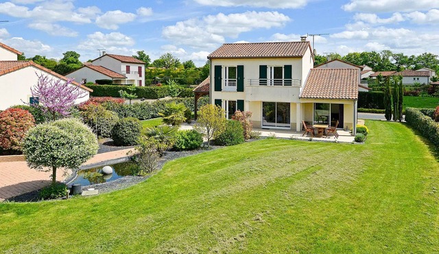 Deluxe 2-bathroom detached villa sleeps 6