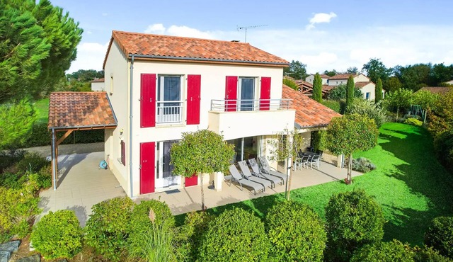 Deluxe 2-bathroom detached villa sleeps 8