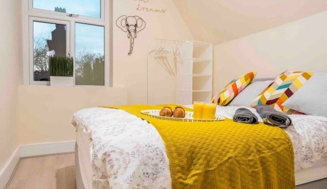 Deluxe 2-Bedroom Flat with Free parking