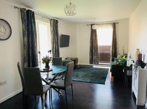 Deluxe 2-Bedroom Home Away