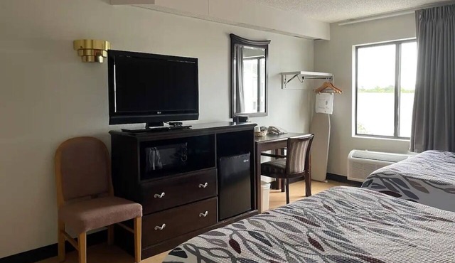 Deluxe 2 Full Beds Near Titanic Museum & 76 Strip