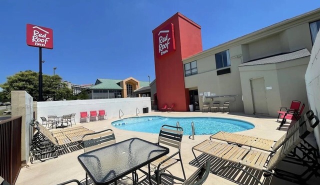 Deluxe 2 Full Beds — Walk to Titanic Museum, Aquarium & Branson 76 Strip