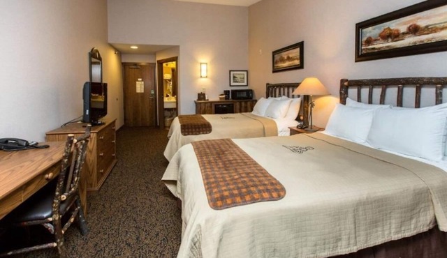 Deluxe 2 Queen Room | Heated Pool | 0.1mi to River Conservancy Area