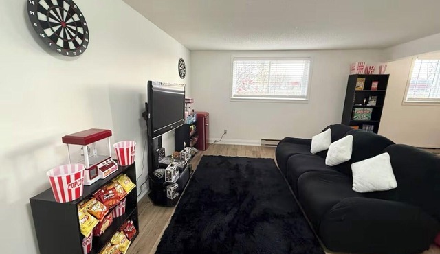 Deluxe 2BD Movie Lounge Unit in Port Dover