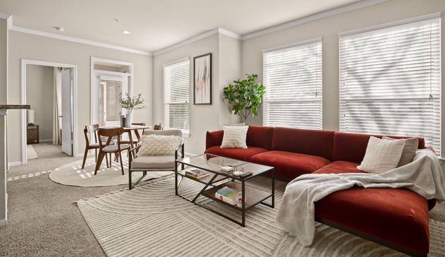 Deluxe 2BR Apartment w/ balcony on-site gym & pool