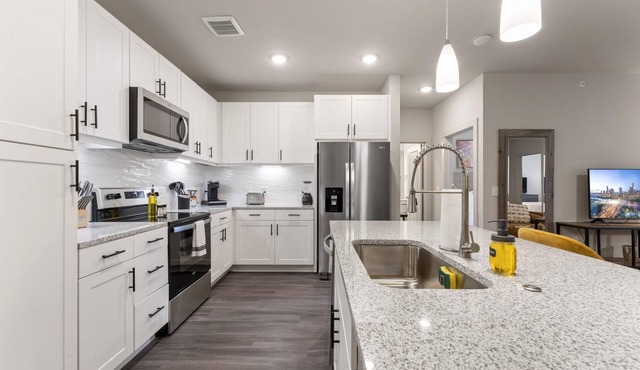 Deluxe 2BR King Beds Suite Close to DT Domain UT
