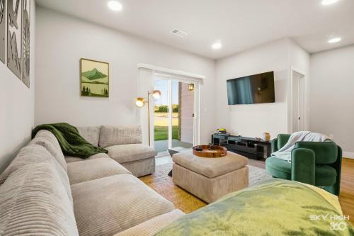 Deluxe 2BR Near Amp, Bike Culture & Walmart wPool