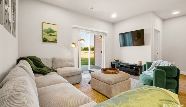 Deluxe 2BR Near Walmart HQ & Amp -Seasonal Pool-No Cleaning Fee