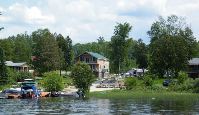 Deluxe 3-Bedroom Cottage with 5 piece Bathroom and dishwasher