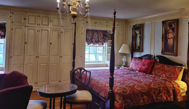 Deluxe 3 King Beds -Private Bathrooms - Antique Style Rooms - Montague Inn