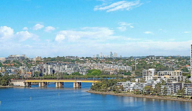 Deluxe 3b2b apartment with waterfront and convenient facilities