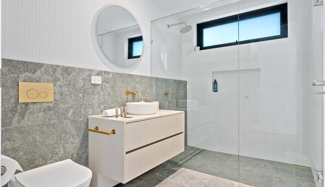 Deluxe 4-Bed Home with Pool & Fire Pit