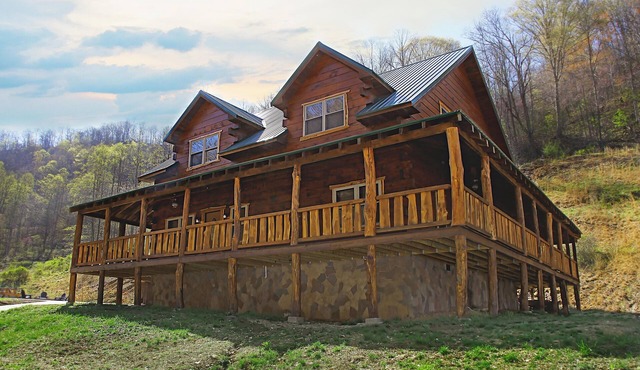 Deluxe 4 Bedroom 4-1/2 Bath Log Cabin With Theater Room