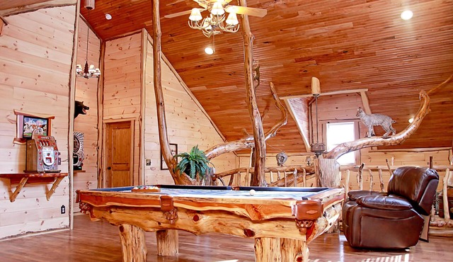 Deluxe 4-Bedroom Log Cabin